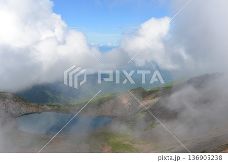 剣ヶ峰から見た権現池 136905238