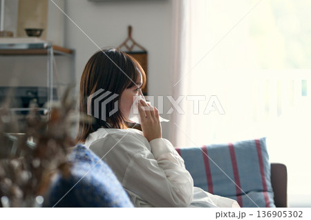 テレビを見ながら涙を流す女性 136905302