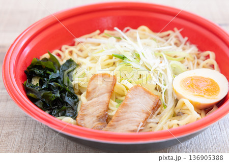 おいしいカップラーメン おいしいカップラーメン 136905388