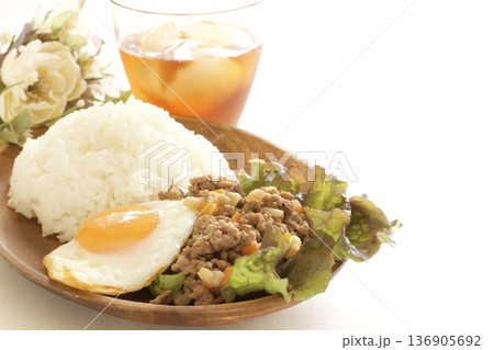 タイ料理のガパオライス タイ料理のガパオライス 136905692