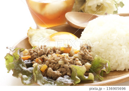 タイ料理のガパオライス タイ料理のガパオライス 136905696