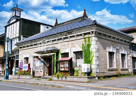 旧第百十三銀行小樽支店(小樽オルゴール堂 海鳴楼)　北海道小樽市指定歴史的建造物 136906031