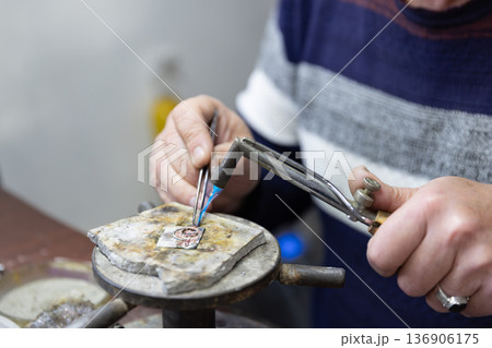 サマルカンドの工芸品のガスバーナーによる彫金 136906175