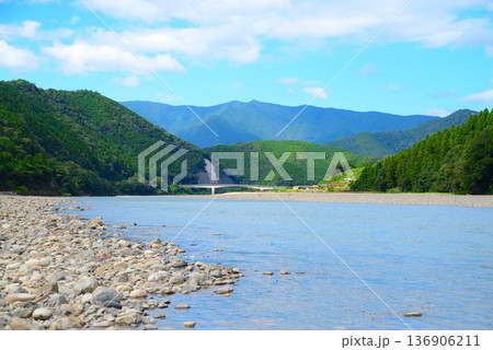 熊野川の河川敷（奈良） 136906211