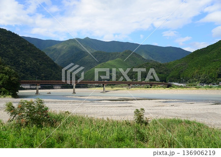 熊野川の河川敷（奈良） 136906219
