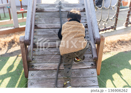 公園の遊具で遊ぶ子供 136906262