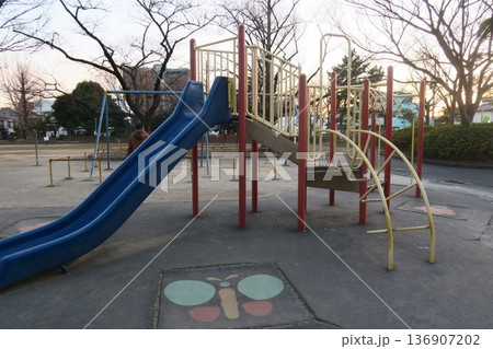 カラフルな滑り台は大谷田公園 136907202