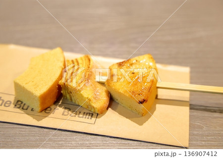 カットしたバームクーヘン カットしたバームクーヘン 136907412