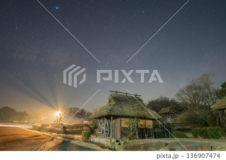 日本の岡山県の八塔寺ふるさと村のとても美しい春の星空 136907474
