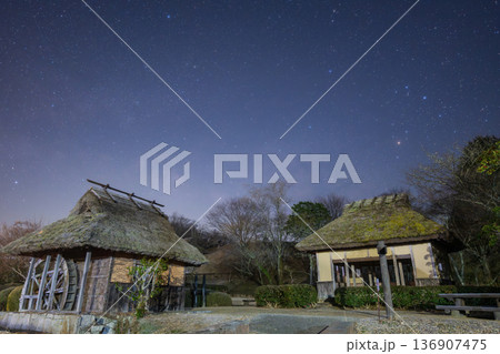 日本の岡山県の八塔寺ふるさと村のとても美しい春の星空 日本の岡山県の八塔寺ふるさと村のとても美しい春の星空 136907475