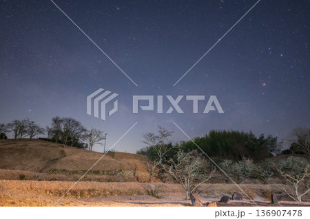 日本の岡山県の八塔寺ふるさと村のとても美しい春の星空 136907478