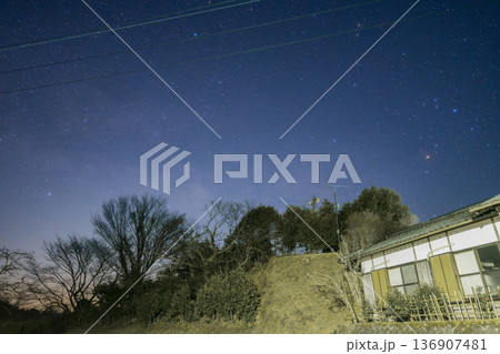 日本の岡山県の八塔寺ふるさと村のとても美しい春の星空 日本の岡山県の八塔寺ふるさと村のとても美しい春の星空 136907481
