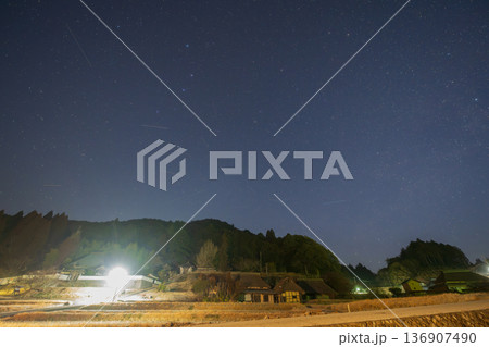 日本の岡山県の八塔寺ふるさと村のとても美しい春の星空 136907490