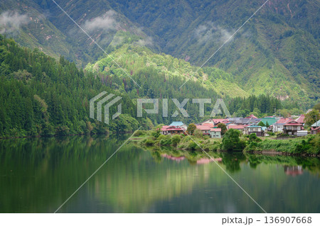 只見川に映る山と集落 只見川に映る山と集落 136907668