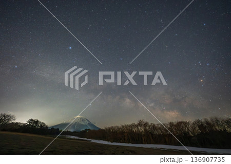 日本の鳥取県の大山のとても美しい星空 136907735