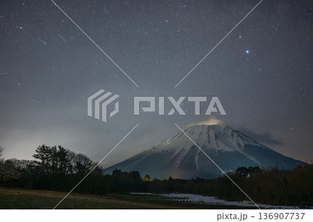 日本の鳥取県の大山のとても美しい星空 136907737