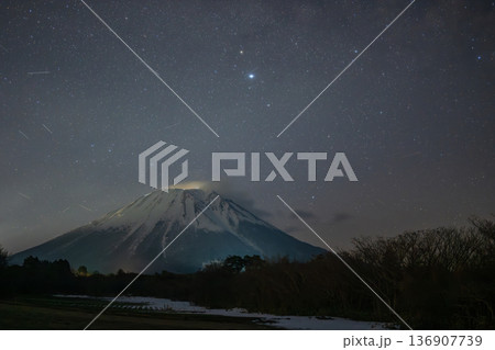 日本の鳥取県の大山のとても美しい星空 日本の鳥取県の大山のとても美しい星空 136907739