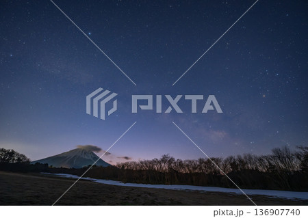 日本の鳥取県の大山のとても美しい星空 136907740