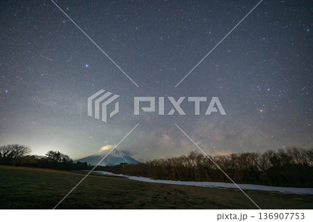 日本の鳥取県の大山のとても美しい星空 136907753