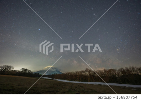 日本の鳥取県の大山のとても美しい星空 136907754