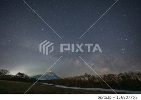 日本の鳥取県の大山のとても美しい星空 136907755