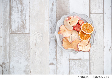 真上から見たお皿に乗せたドライフルーツ 136907775