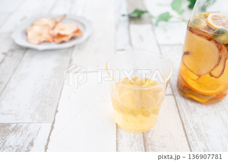 テーブルのフルーツティー テーブルのフルーツティー 136907781