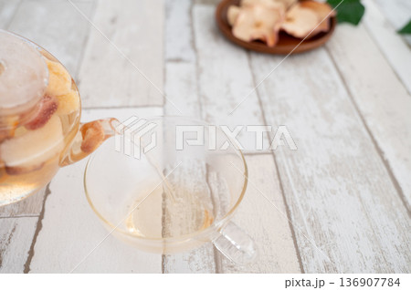 カップにお茶を注ぐ様子 136907784