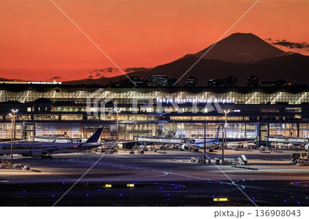 東京都、夕暮れの羽田空港と富士山のシルエット 東京都、夕暮れの羽田空港と富士山のシルエット 136908043