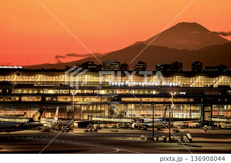東京都、夕暮れの羽田空港と富士山のシルエット 136908044
