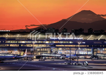 東京都、夕暮れの羽田空港と富士山のシルエット 136908045