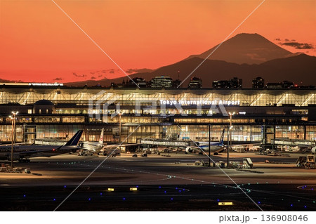 東京都、夕暮れの羽田空港と富士山のシルエット 136908046