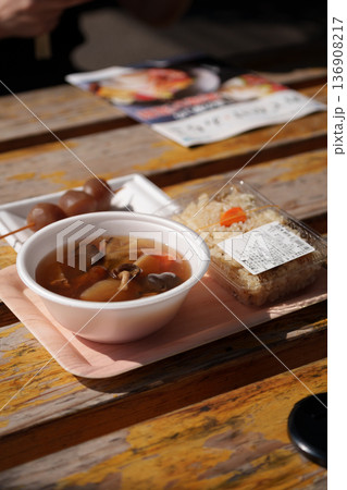 美味しそうなきのこ汁と混ぜご飯 美味しそうなきのこ汁と混ぜご飯 136908217