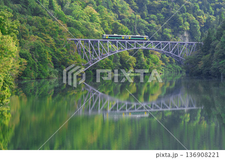 新緑の只見川橋梁を走る只見線 136908221