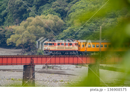 島田市の大井川鐡道の抜里駅周辺の風景(静岡県) 136908575