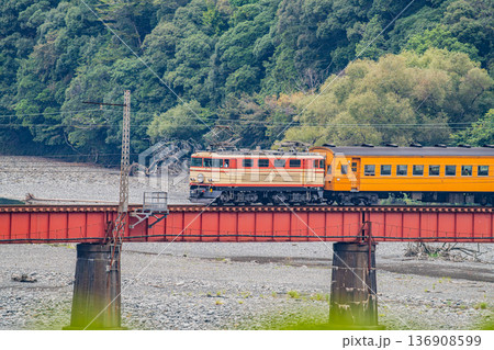 島田市の大井川鐡道の抜里駅周辺の風景(静岡県) 島田市の大井川鐡道の抜里駅周辺の風景(静岡県) 136908599