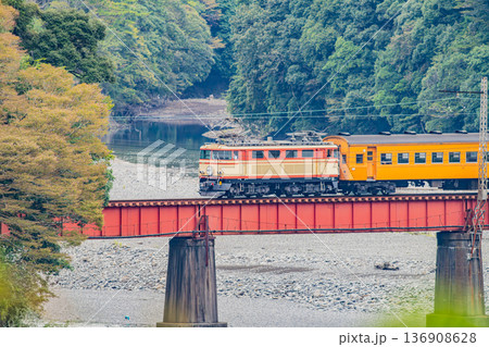 島田市の大井川鐡道の抜里駅周辺の風景(静岡県) 136908628