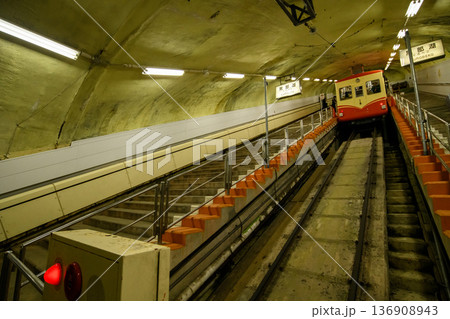 立山黒部アルペンルート　黒部ケーブルカー黒部湖駅　富山県 136908943