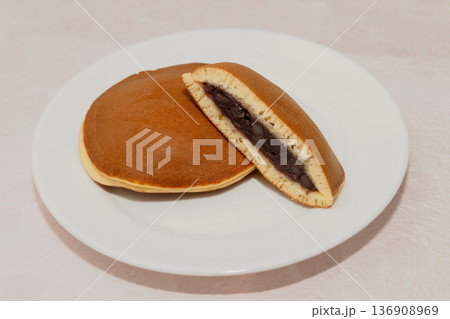 どら焼き　ピンク背景1 136908969