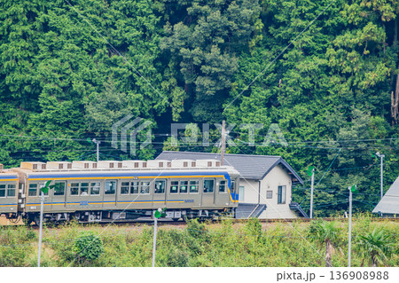 島田市の大井川鐡道の抜里駅周辺の風景(静岡県) 島田市の大井川鐡道の抜里駅周辺の風景(静岡県) 136908988