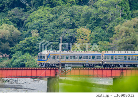 島田市の大井川鐡道の抜里駅周辺の風景(静岡県) 136909012