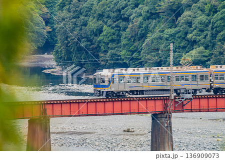 島田市の大井川鐡道の抜里駅周辺の風景(静岡県) 136909073