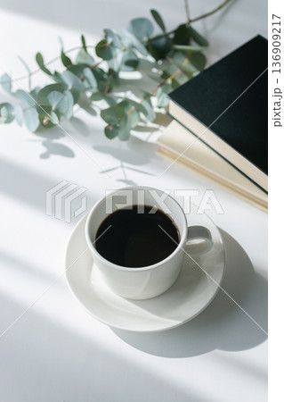 窓辺の光とコーヒー 在宅ワークの朝時間 シンプルなテーブル風景 136909217