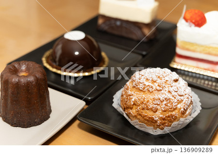 ケーキとシュークリームとカヌレ 136909289