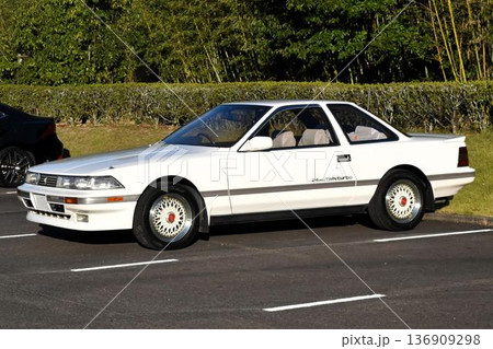 白いスポーツカー 136909298