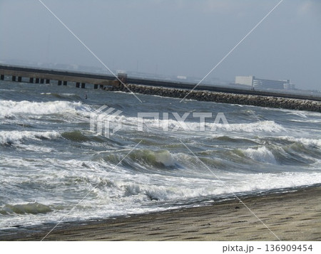 春一番吹いてる検見川浜海岸に打ち付ける白波 春一番吹いてる検見川浜海岸に打ち付ける白波 136909454