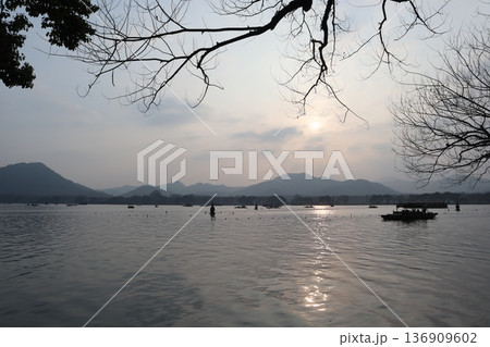 杭州・西湖の三石塔 136909602