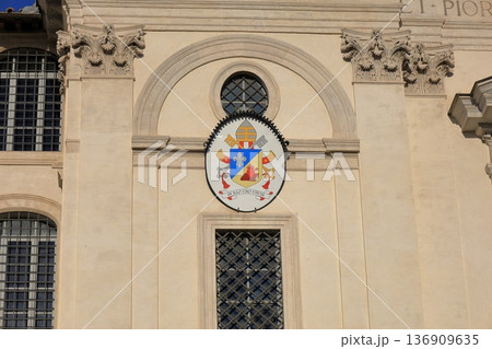 歴史的な建物のファサードを飾る紋章と彫刻細工 136909635