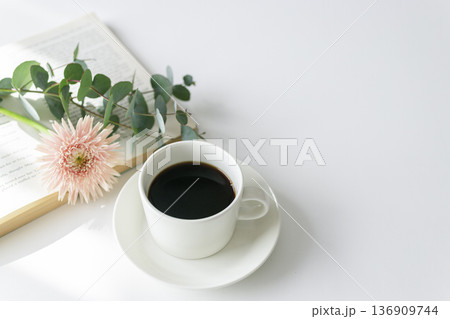 コーヒーと読書のある朝時間 ピンクの花と白い余白のテーブル風景 コーヒーと読書のある朝時間 ピンクの花と白い余白のテーブル風景 136909744