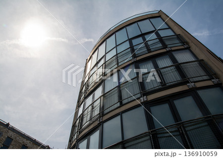 眩しい太陽の注ぐ空の下のガラス張りの高層マンション　ロンドン東のショーディッチの街並み 136910059